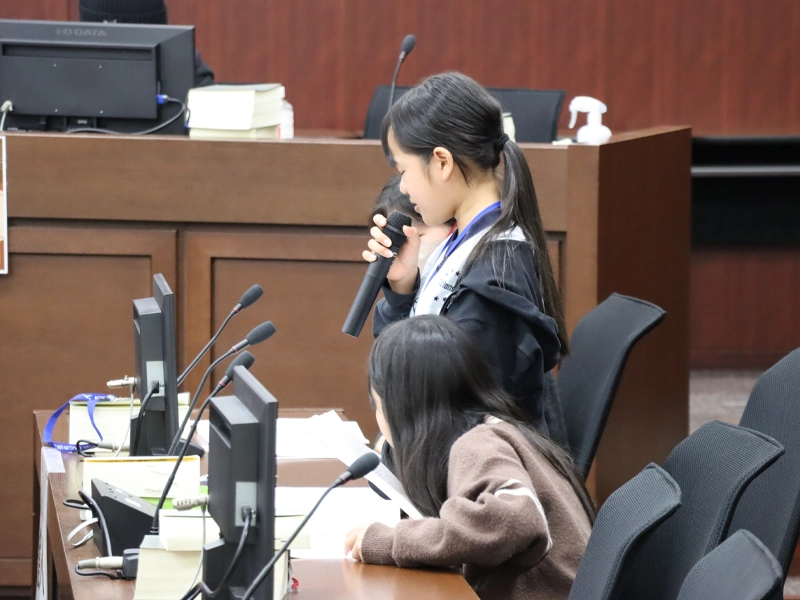 模擬裁判で質問する体験者