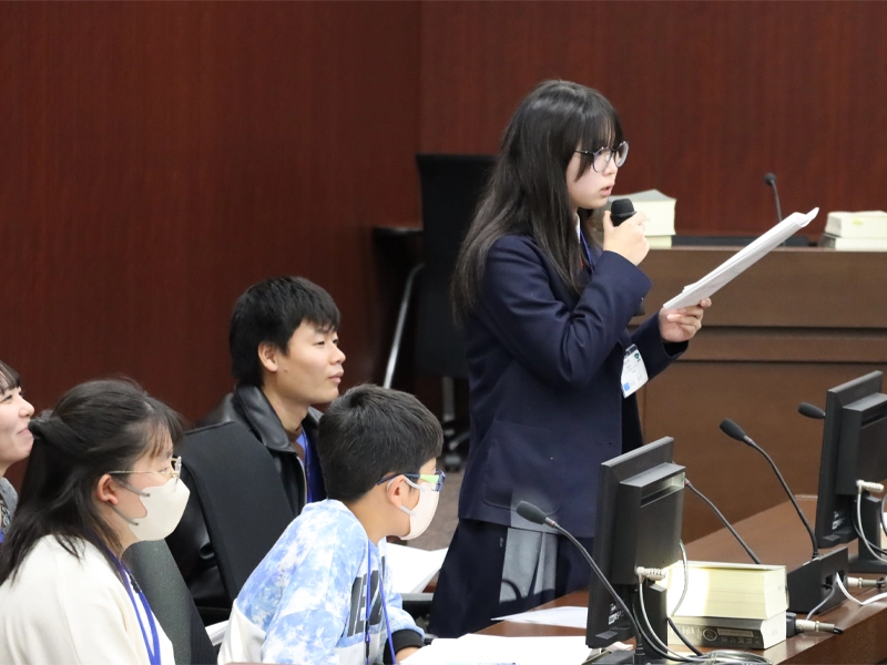 模擬裁判で質問する体験者