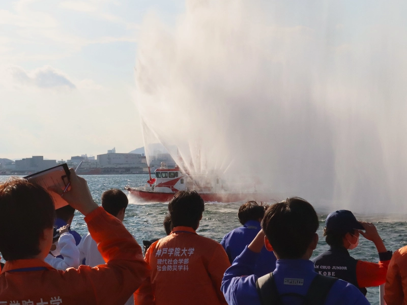 消防艇「「たかとり」による迫力ある放水