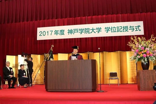 あいさつする西本理事長