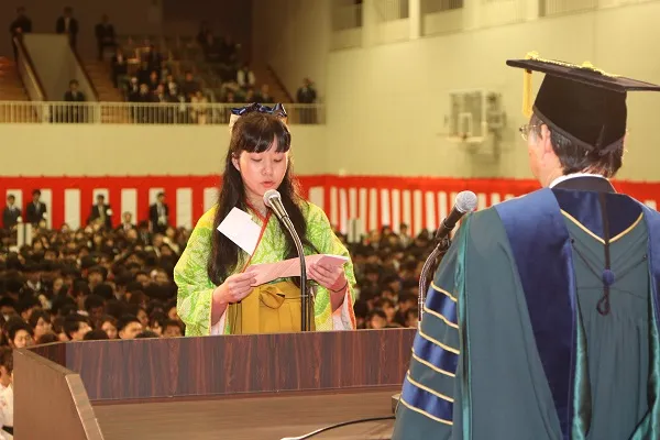 卒業生、修了生を代表して答辞を述べる山本さん