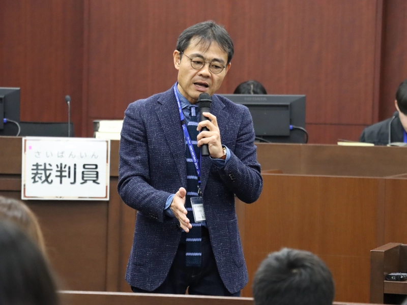 裁判について説明する春日教授