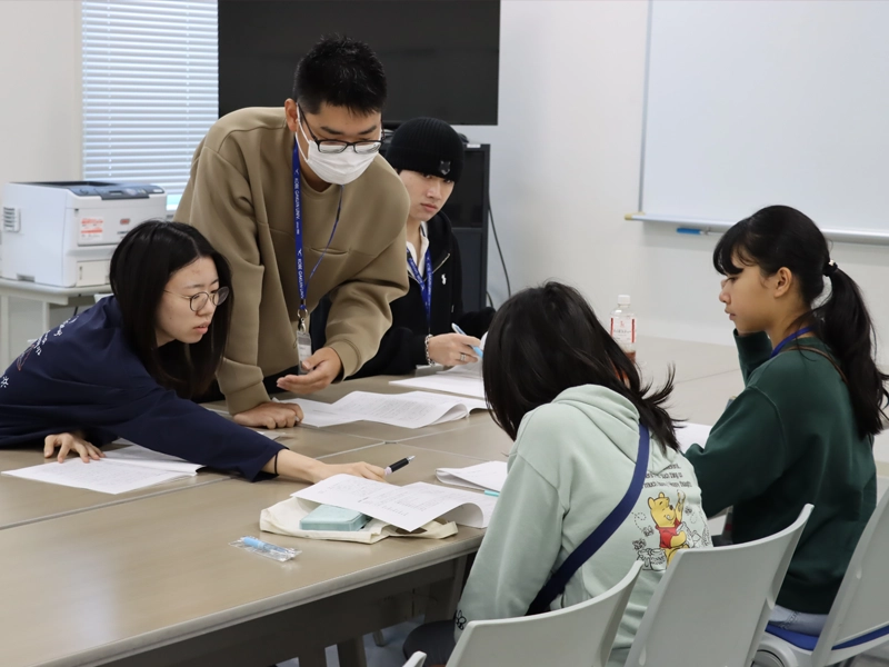 質問を考える参加者とゼミ生