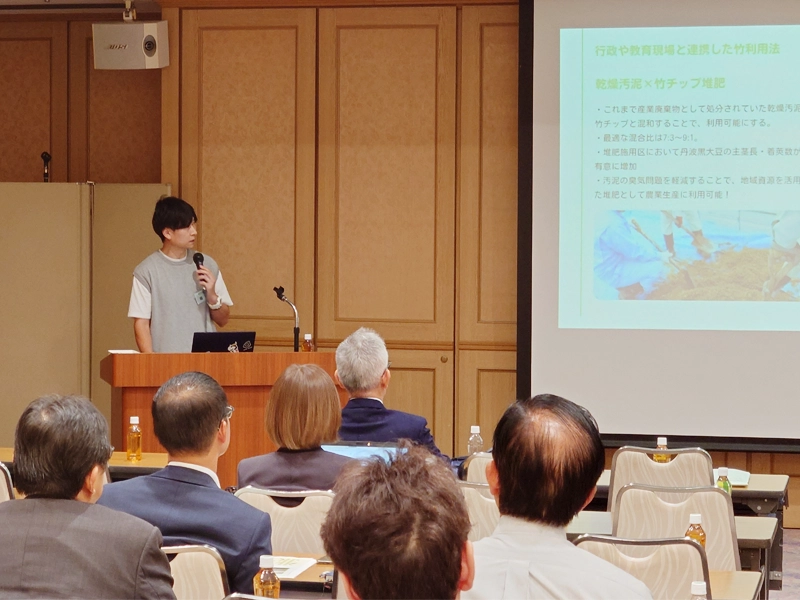 菊川准教授の講演を聴く来場者ら