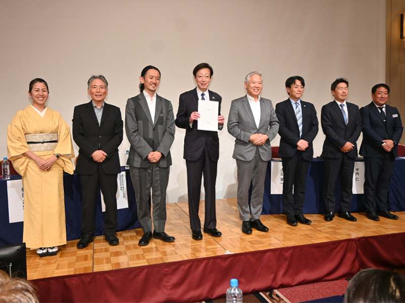 提案書を受け取った久元市長(左から4番目)と登壇者。左端が江田教授
