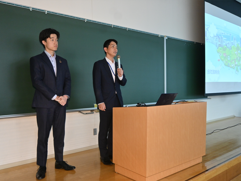 吉原副長(右)と豊畑さんによる信用金庫についての丁寧な説明
