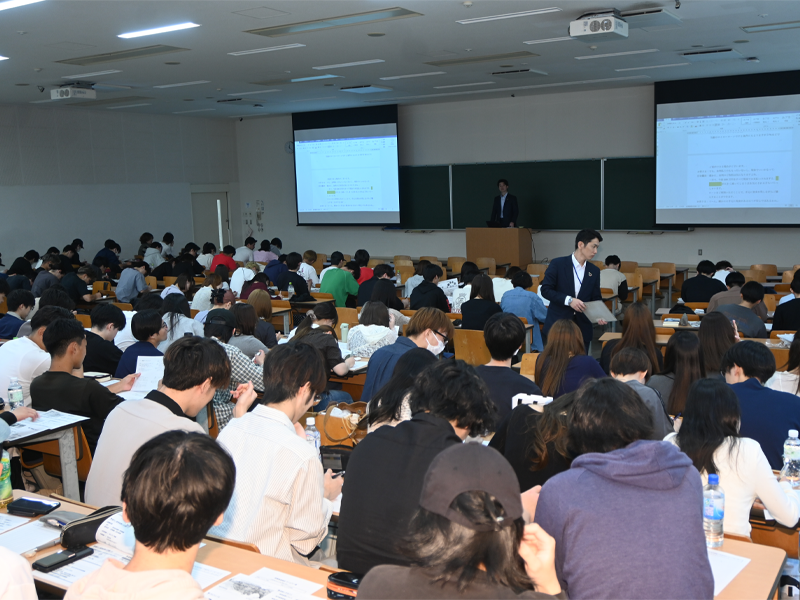 熱心にワークショップに取り組む経営学部生