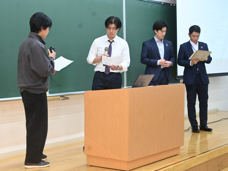 課題を演じる石賀ゼミ生(左の2人)