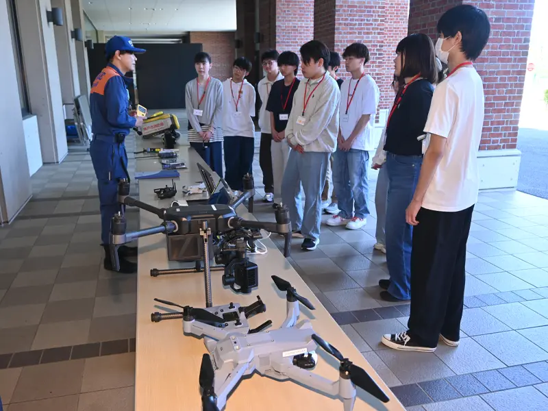 特殊災害現場で使われる資機材の説明を聞く薬学部生