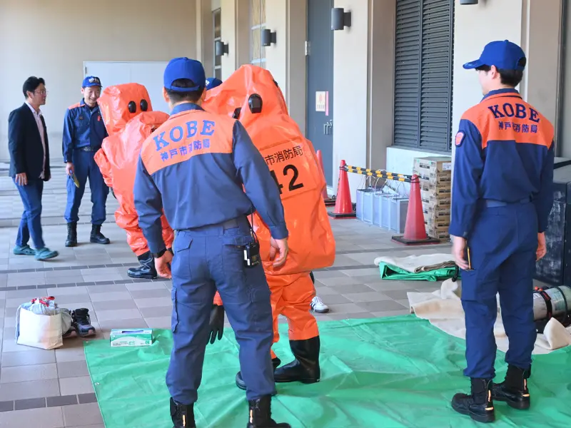 化学防護服を着用する体験