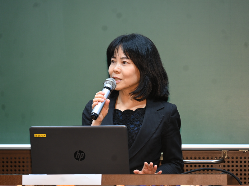 講演する内田まやこさん