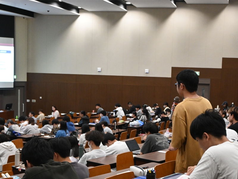 質問する学生