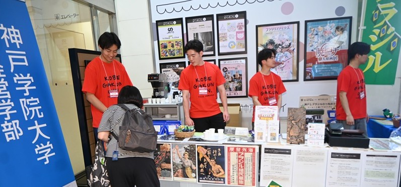 店頭で接客するゼミ生