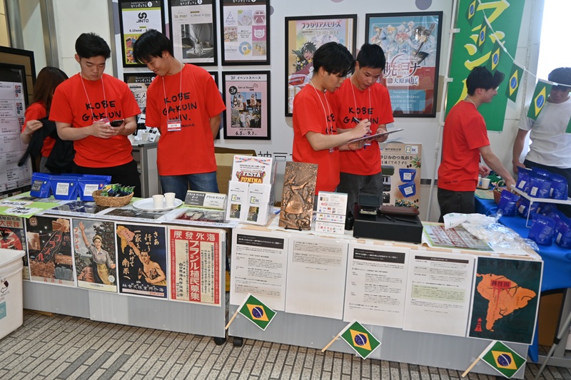 コミュニケーションを取り、販売活動するゼミ生
