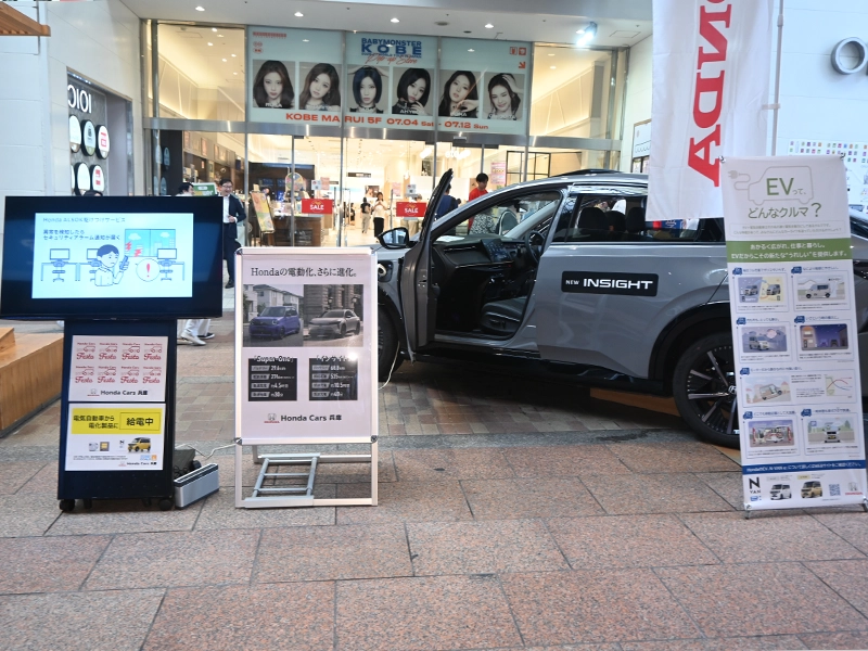 商店街に展示されたホンダのEV車