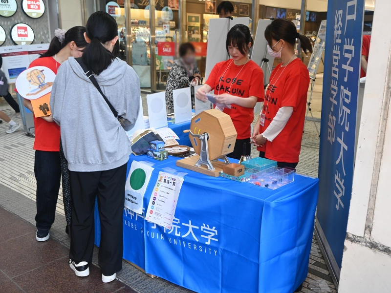 アンケートに答えてくれた人にガラガラくじを実施する辻ゼミ生
