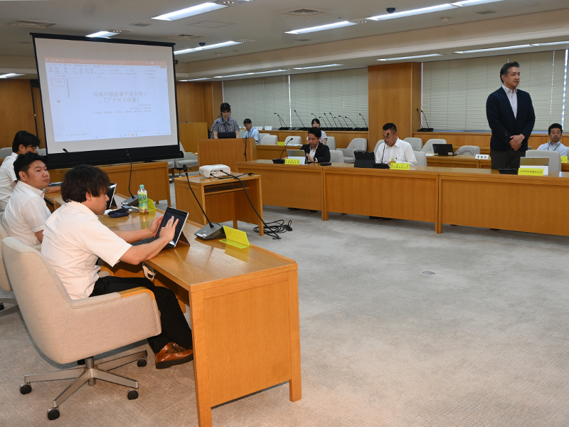 県議の皆さんの自己紹介