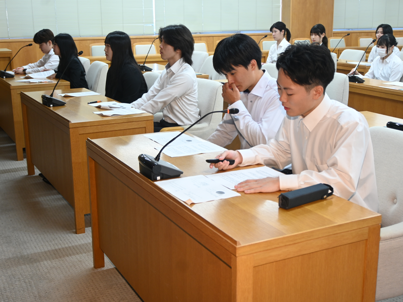発表する1班の学生