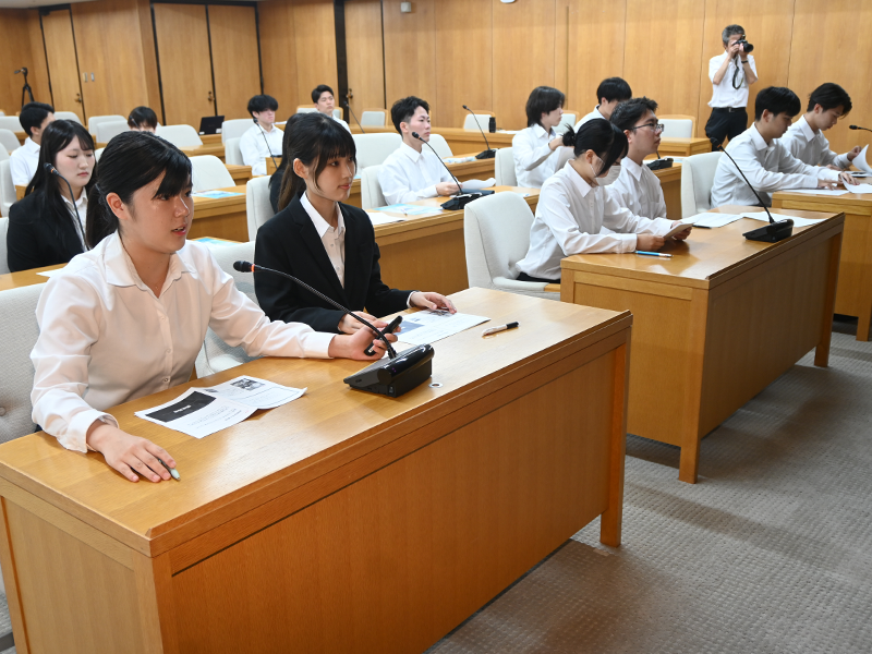 発表する2班の学生