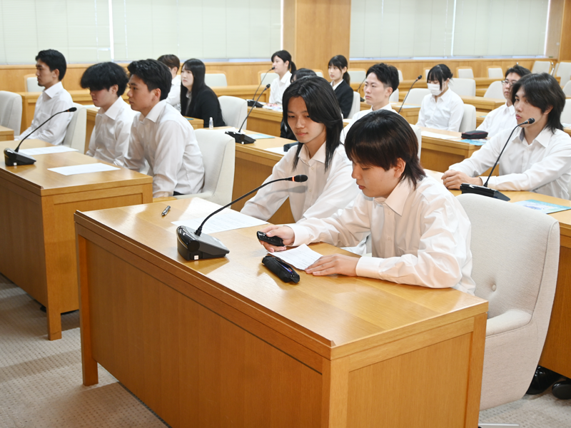 発表する3班の学生