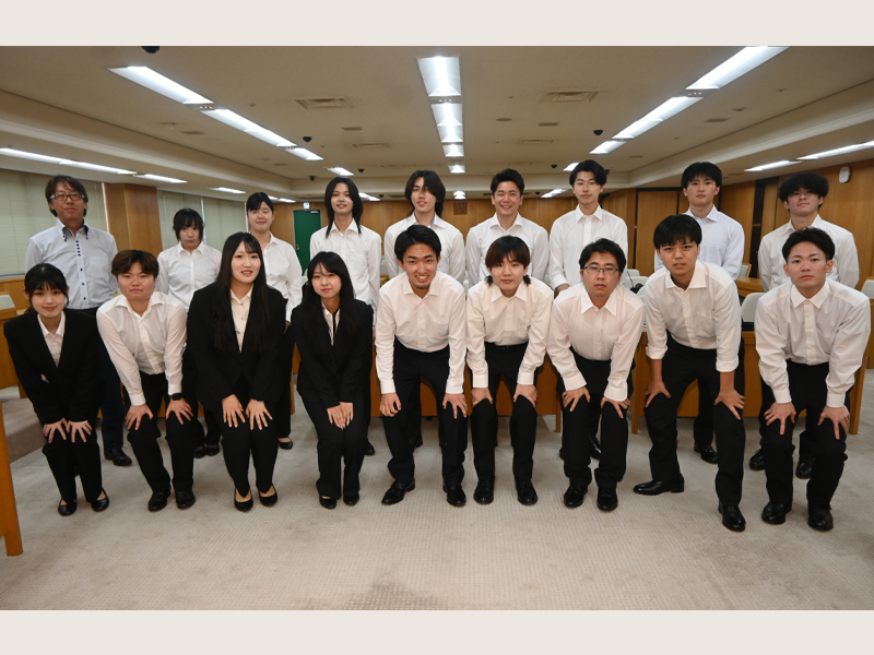 記念撮影する関谷ゼミ生