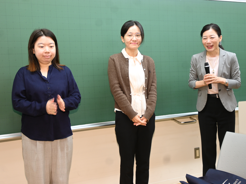 兵庫県国際交流員のタン・ユンイさん(左)とイ・ダビンさん(中央)を紹介する大濱学部長