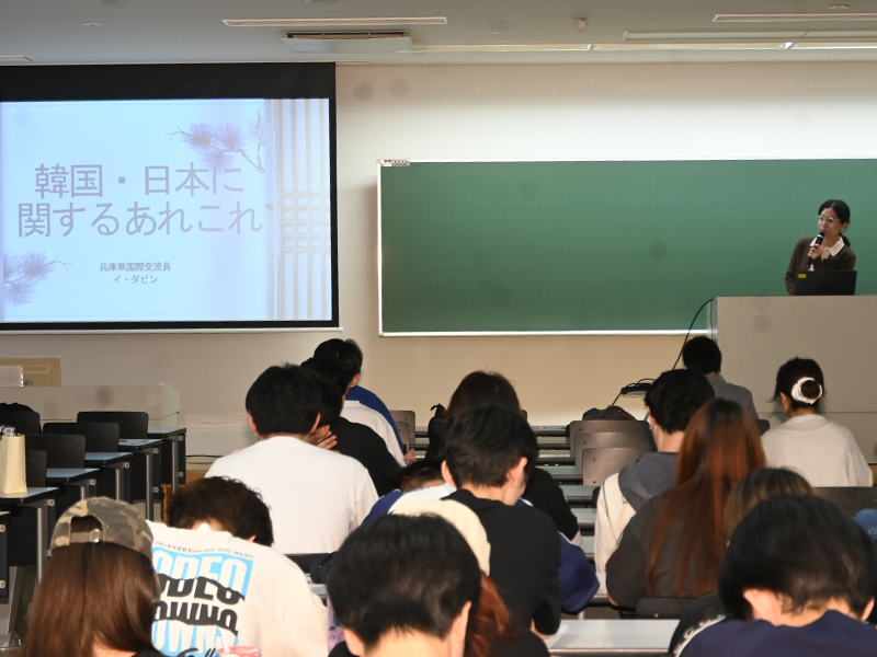 イ・ダビンさんの話を熱心に聴く学生ら
