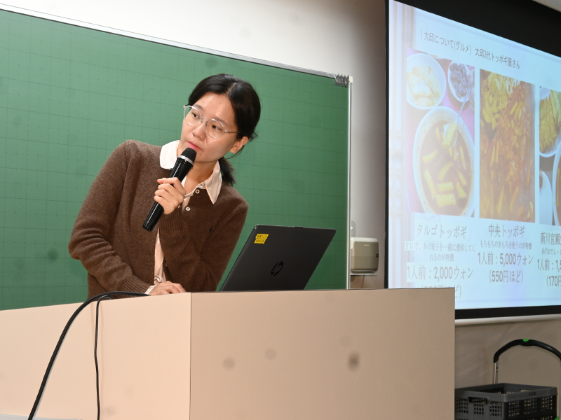 韓国の食について紹介するイ・ダビンさん