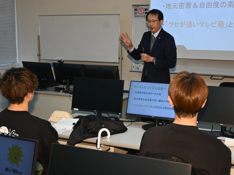 那須局長の話を聞く学生