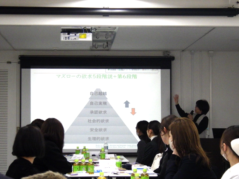 「欲求」について話す新居田講師