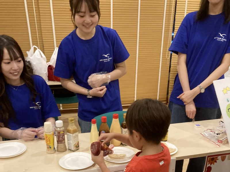 かきもちを試食する子ども