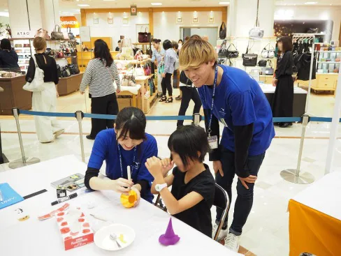 どんな顔にするか、子どもたちと一緒に考えました