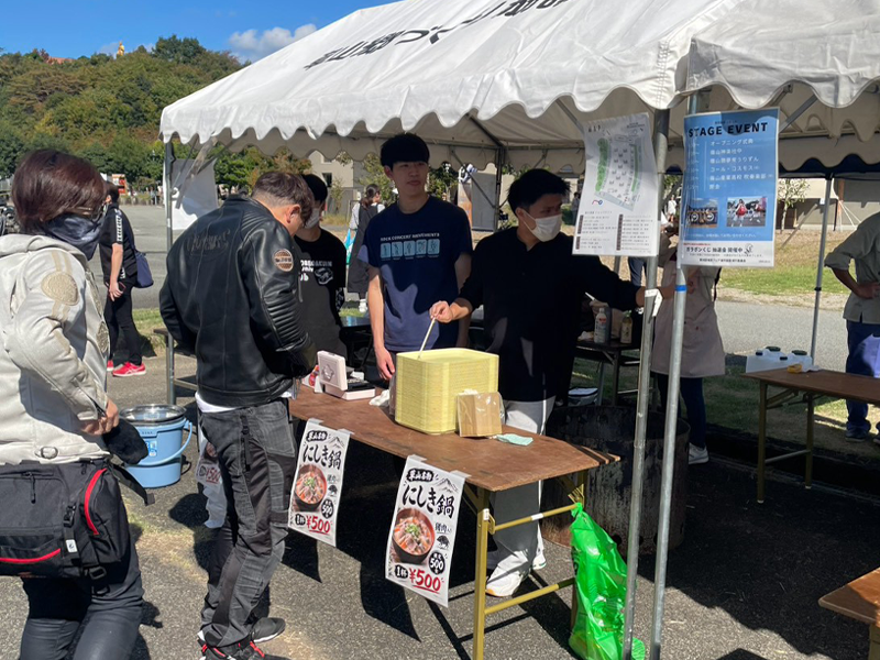 「にしき鍋」を販売する菊川ゼミ生