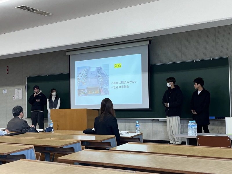 (株)イーエスプランニングの発表を行う学生