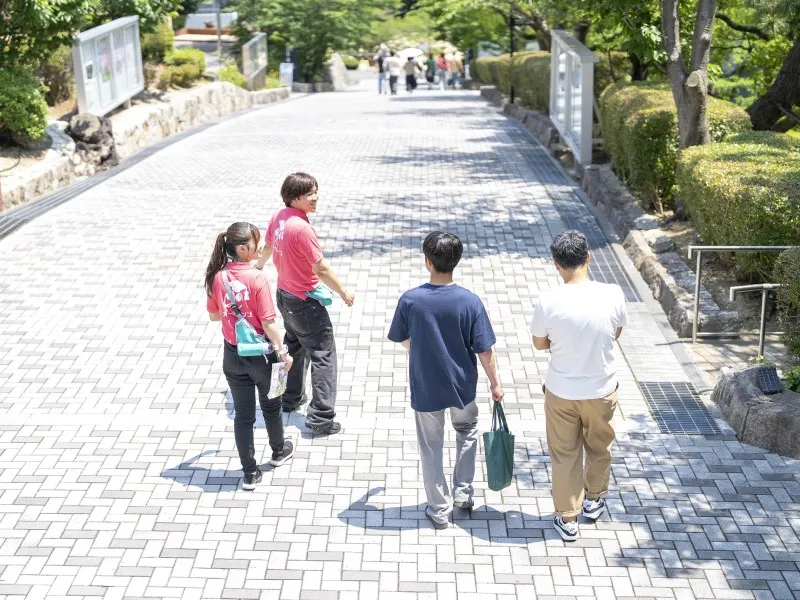学生スタッフ「オーキャンズ」によるキャンパスツアーの様子