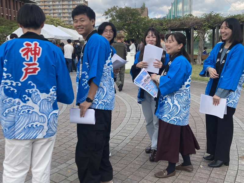 キャンパス内で矯正展のビラを配る学生