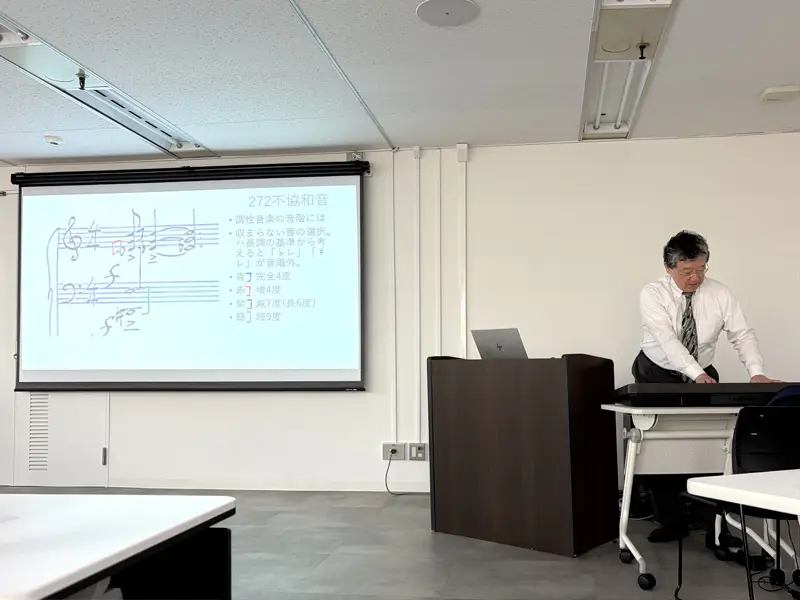 キーボードで実演する宇野学部長