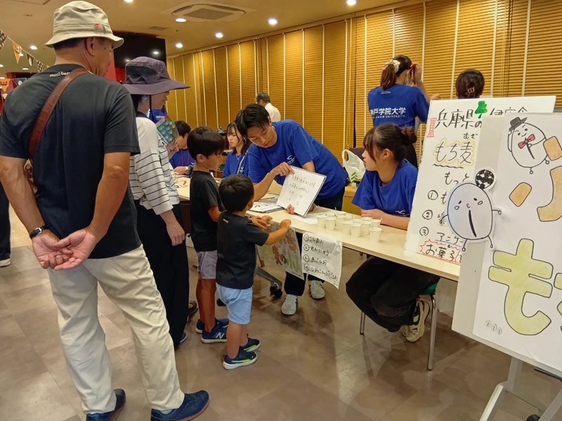 クイズに答える子ども