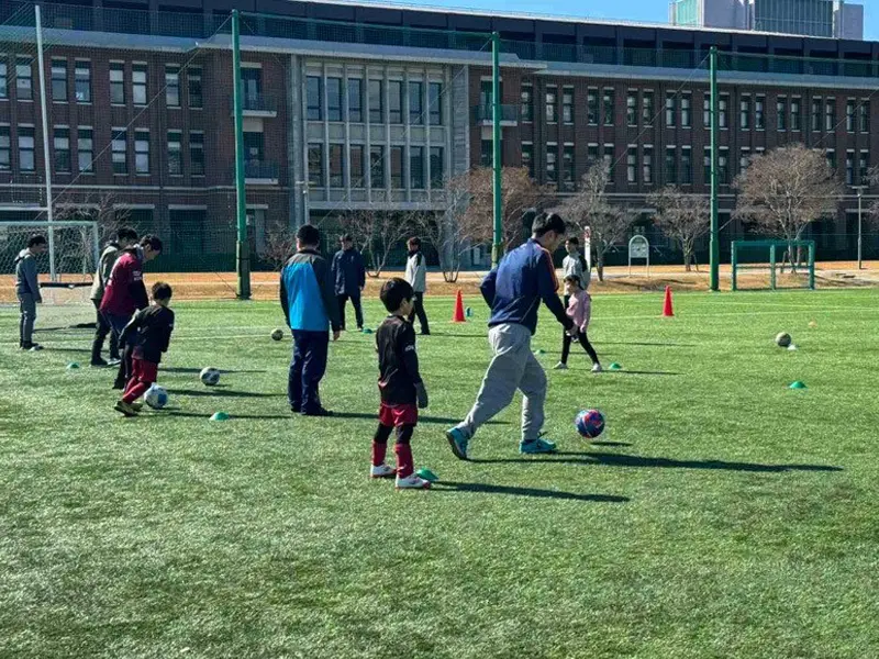 親子でサッカーを楽しむ参加者