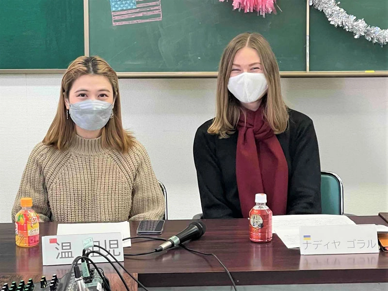 パネリストとして参加したゴラル客員教授(右)と経済学部生の温さん