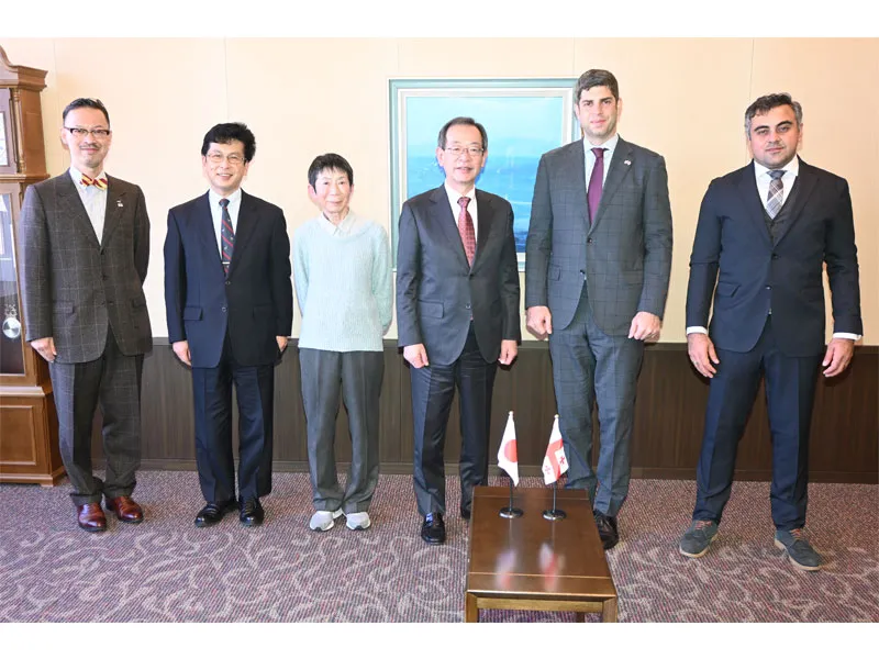 中村学長らを表敬訪問したティムラズ・レジャバ大使(右から2人目)とダヴィド・ゴギナシュヴィリ専門分析員