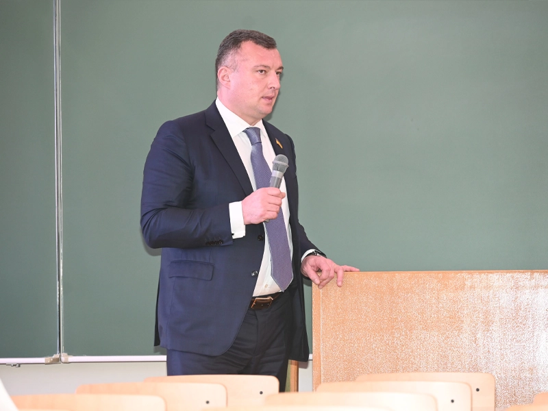 現地のエネルギー事情を話すセミンスキー議員