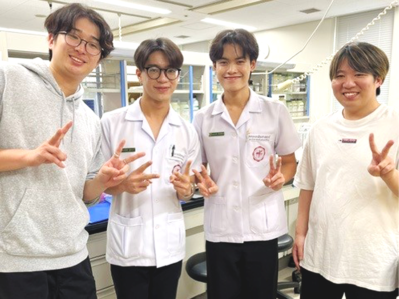 タイから研修で訪れたジェイさん(右から2人目)とマイクさん(左横)