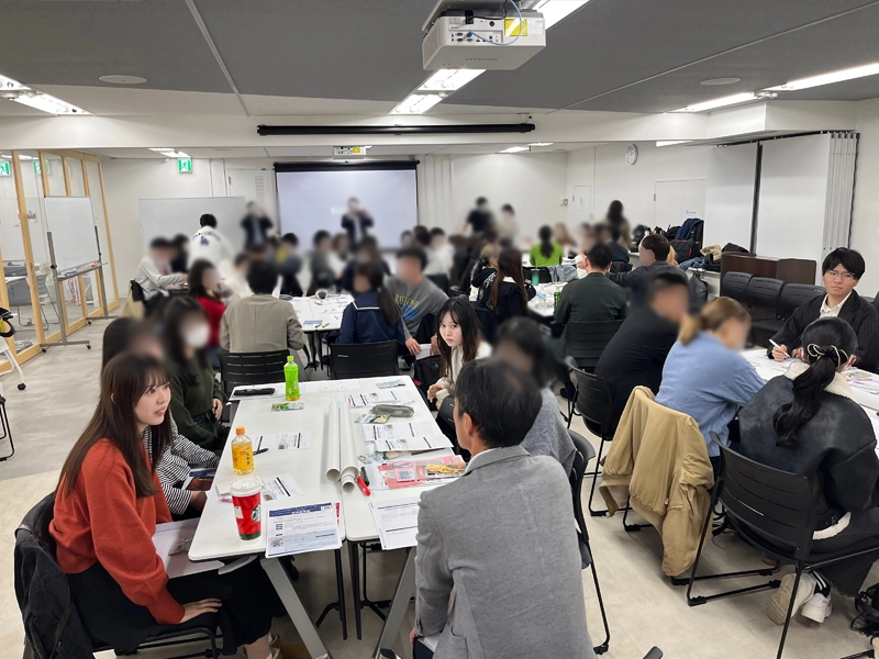 チームに分かれてアイデアを出し合う参加者ら