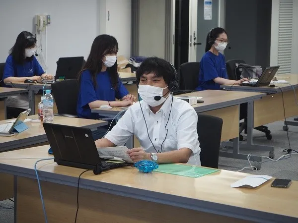 ドローンについて説明する井上教授