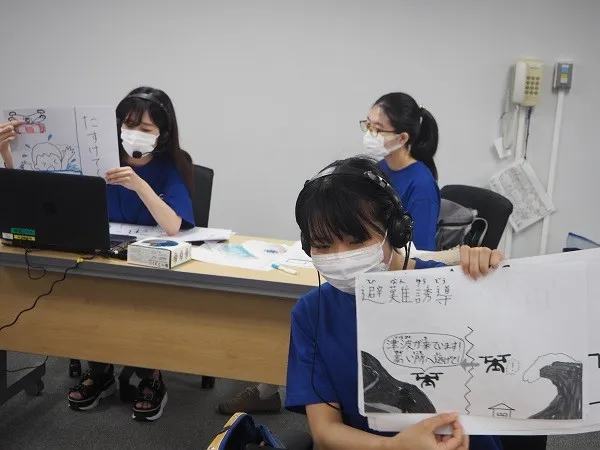 ドローンの活用方法を参加者と議論する学生スタッフ