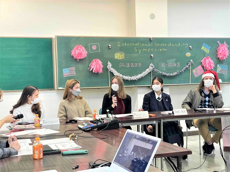 発言するウクライナ出身のゴラル客員教授(中央)