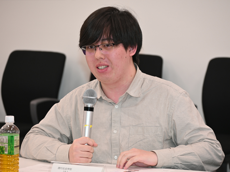 発言する潘迪琛さん