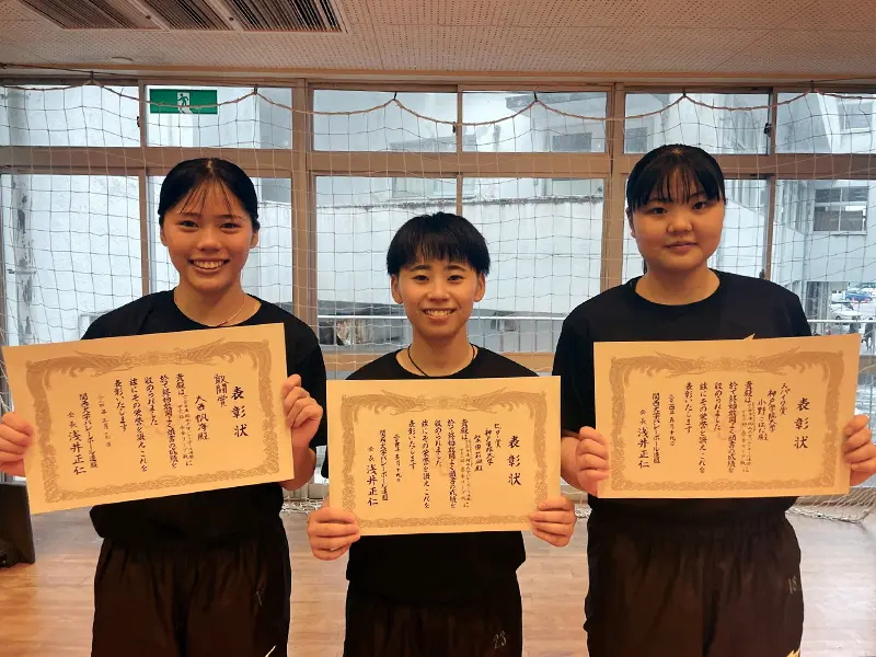 個人賞を受賞した（左から）敢闘賞の大西帆海さん、セッター賞の柴田莉瑚さん、スパイク賞の小野こはなさん