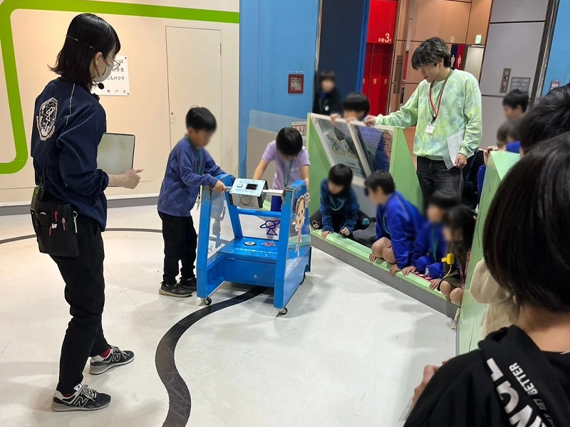 色とセンサーを活用したライントレーサーを楽しむ小学生